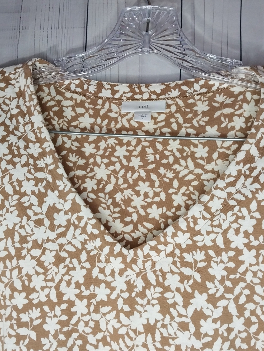 J. Jill Tan and White Floral V-Neck Boho 3/4 Sleeve Tunic Grandmacore Top - Picture 5 of 8